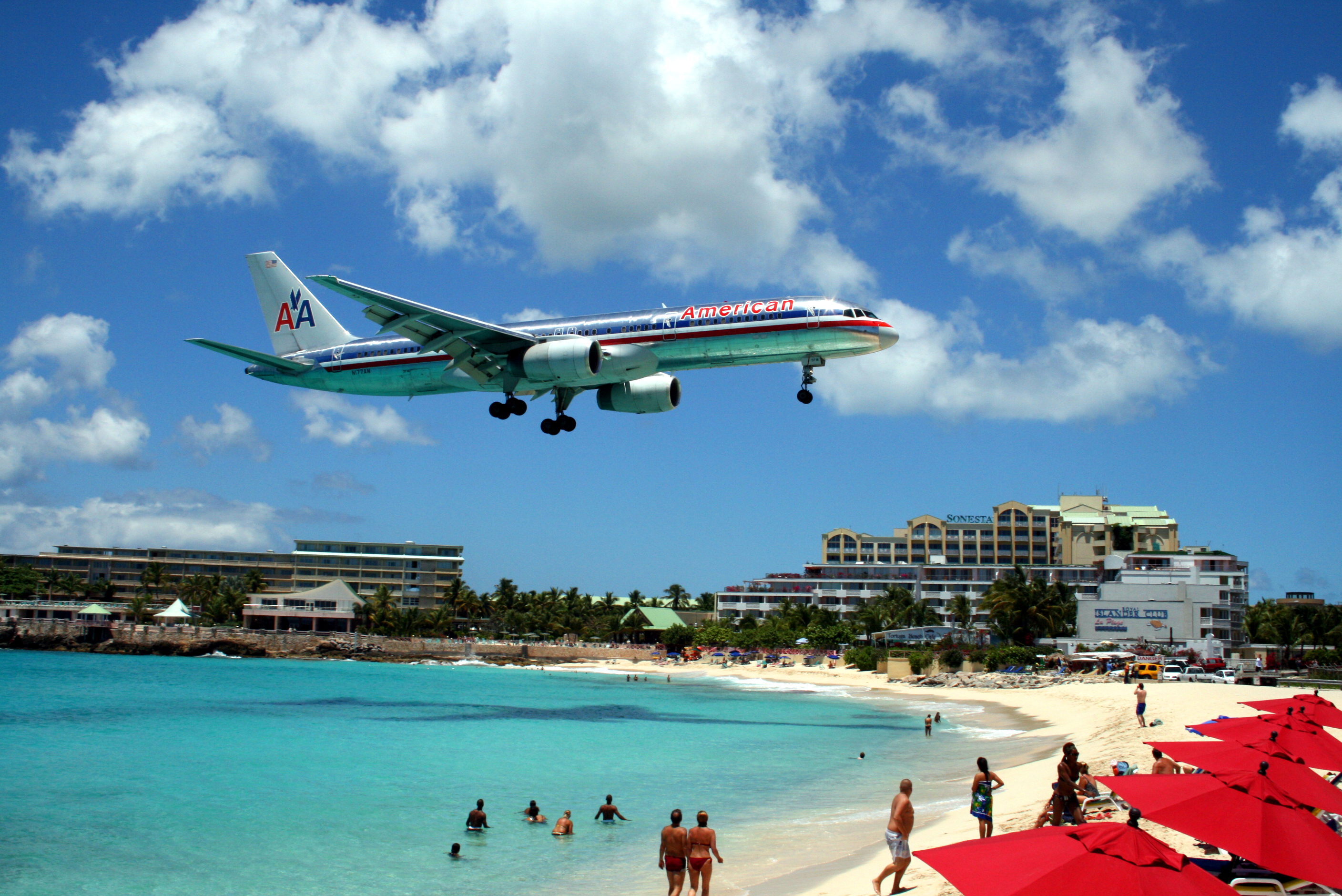 American_757_on_final_approach_at_St_Maarten_Airport